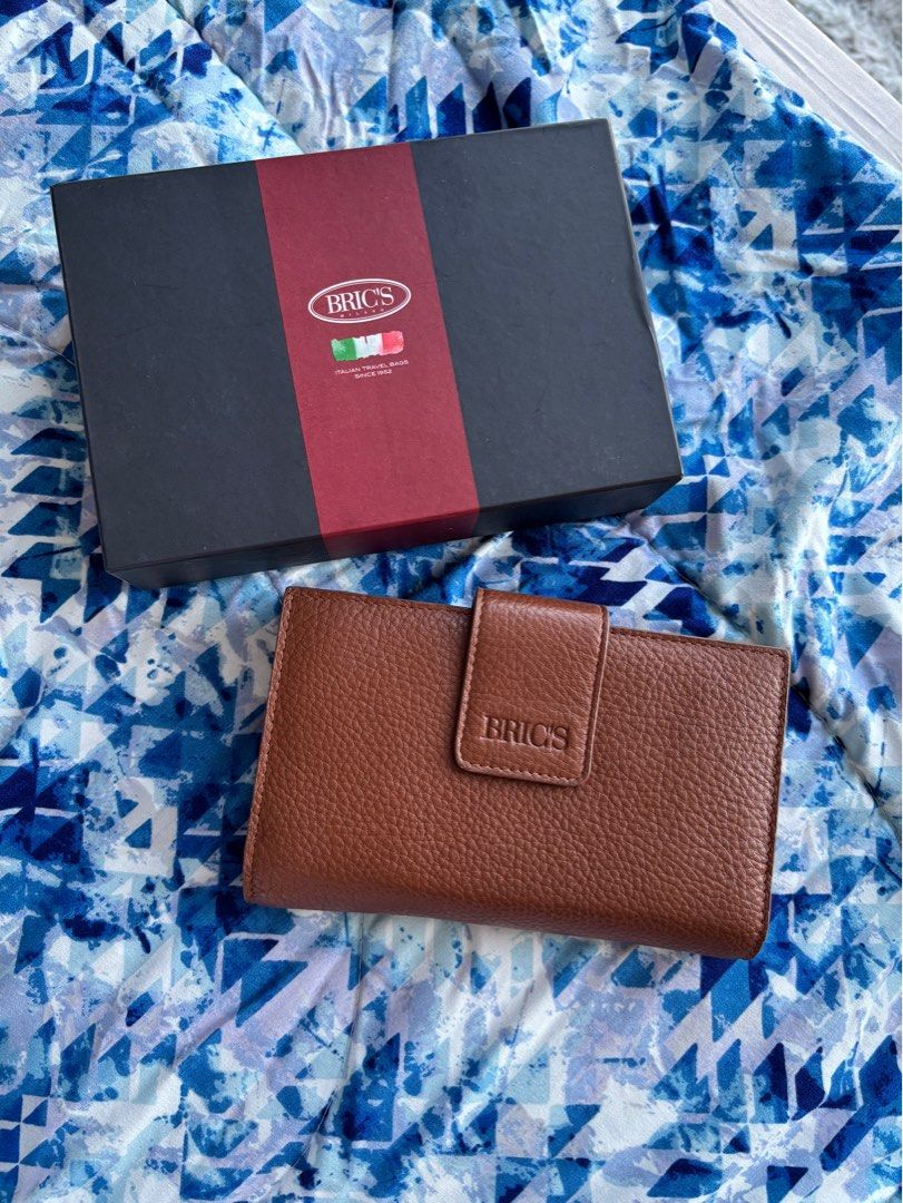 Bricks Genuine Leather Wallet (Category: Wallets & Card holders) located in Makati City. Submitted by regina_2727 (Listing ID 1354265635, Image 1). Description: Like new With box.