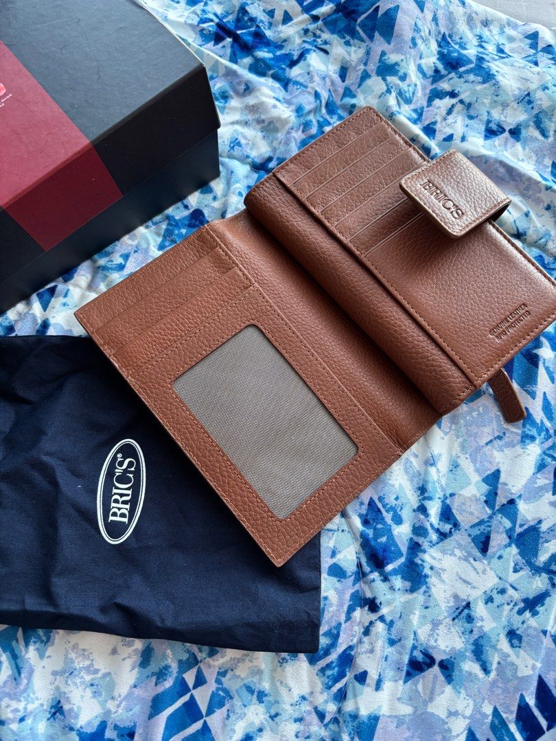 Bricks Genuine Leather Wallet (Category: Wallets & Card holders) located in Makati City. Submitted by regina_2727 (Listing ID 1354265635, Image 3). Description: Like new With box.