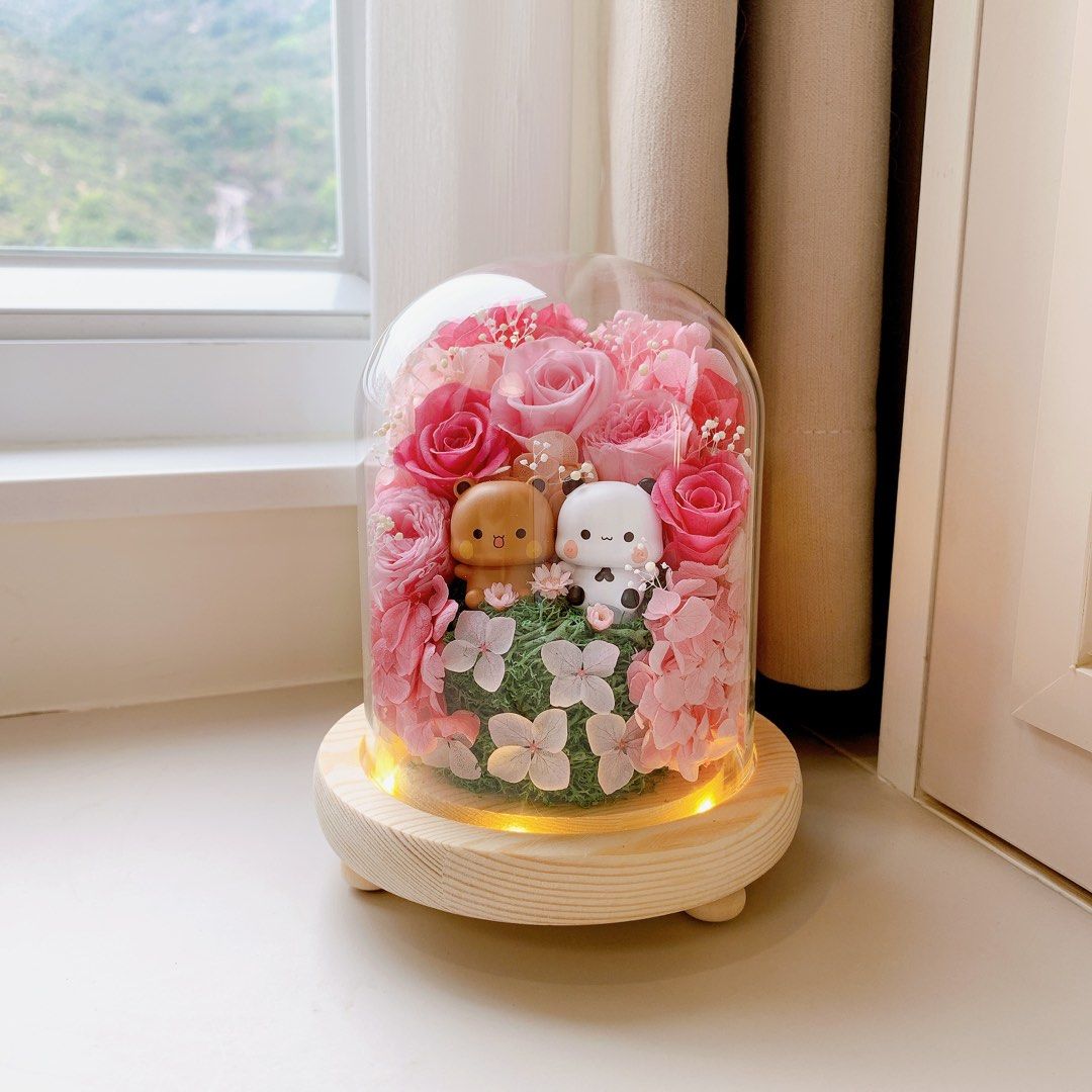 Bubududu 一二布布 保鮮花瓶 永生花玫瑰 生日禮物 女朋友禮物 情人節禮物 榮休禮物 結婚禮物 入伙禮物 居家擺設 畢業禮物 （分類：文具及工藝 - 花）位於 Hong Kong。 由 purefloralhk 提交（商品編號 1355973545，圖片 3）。簡介： 🧡Bubu dudu🩷保鮮花瓶♥️客製款💝 ▫️支持”消費卷“支付寶及八達通付款方式 ▫️ 𝕊𝕚𝕫𝕖: 10*13cm ▫️Price： $699 each（包電池+精美包裝） ▫️可自選公仔及顏色 ▫️製作需時，請提早3~7日前訂購🌷另接急單+100🌟 ▫️保鮮花可以存放2年或以上（適用擺放於乾燥地方，以保存更長時間) 📩有意ɪɴʙᴏx或📲 ᴡʜᴀᴛᴀᴘᴘs 𝟿𝟾𝟻𝟿 𝟻𝟷𝟾𝟿。