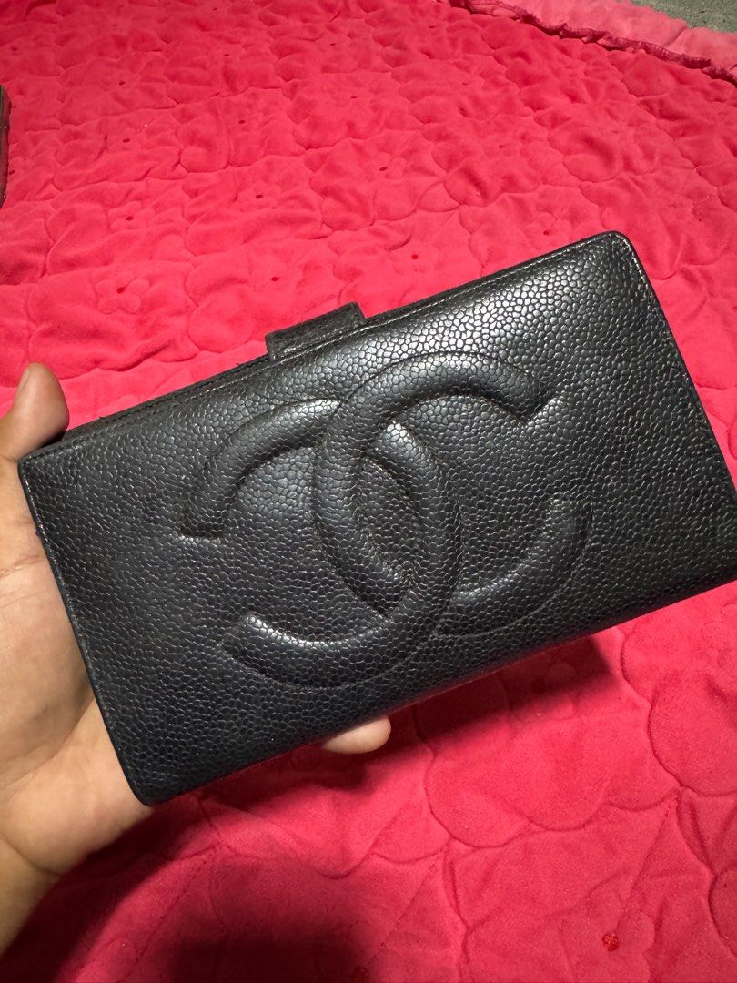 Chanel Caviar Bifold (Category: Luxury Bags & Wallets) located in Manila. Submitted by pau01_ (Listing ID 1355984960, Image 1). Description: Issue : Scratches & rubs.