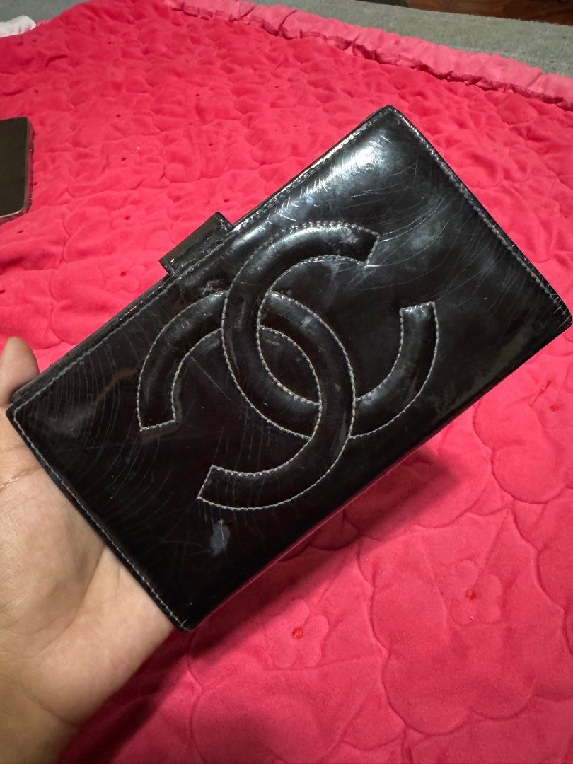 Chanel Patent Bifold (Category: Luxury Bags & Wallets) located in Manila. Submitted by pau01_ (Listing ID 1355984599, Image 1). Description: No inclusion. As is, Origanal Money back.