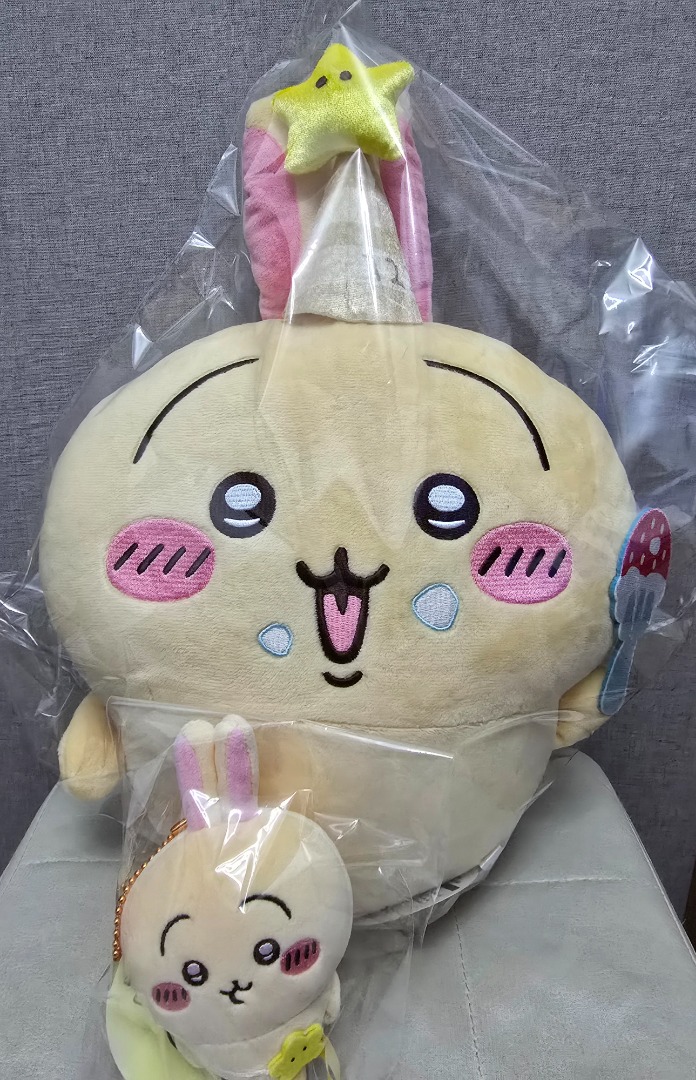 一set (Chiikawa Usagi 生日兔兔 + Chiikawa Usagi 郊遊／外遊兔，吊飾(孭星星袋)),全新，有吊牌, 興趣及 ...