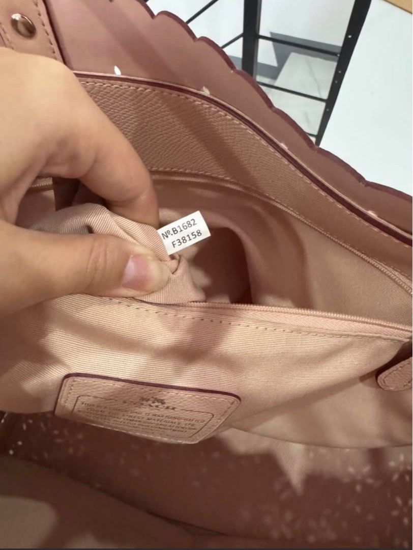 Coach Tote Bag (Category: Tote Bags) located in Cebu City. Submitted by lessyb (Listing ID 1355835466, Image 3). Description: 100% authentic RFS: extra bag, not using it anymore.