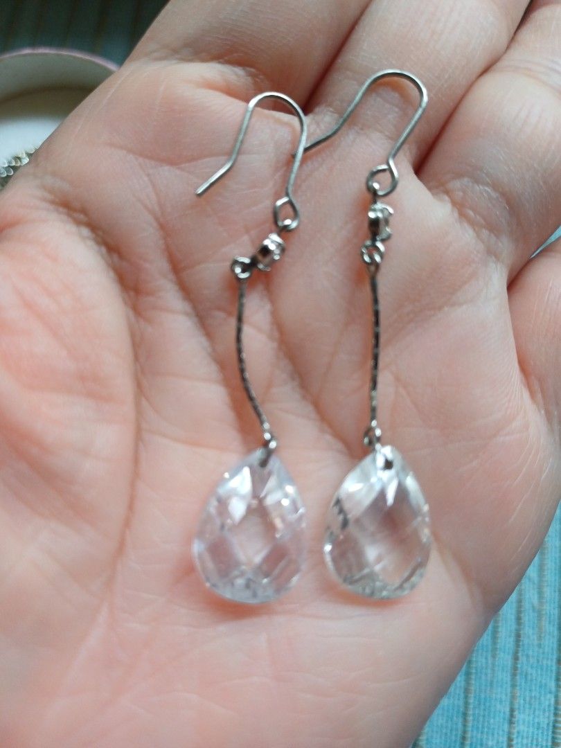 Dangling All-Crystal Elegant Earrings ( reduced price) (Category: Earrings) located in Davao. Submitted by carriedeps (Listing ID 1356020615, Image 3). Description: A simple, elegant crystal dangling earrings. White-gold setting. Comes with a dainty & cute pink round box.Perfect for parties, weddings or events with a formal dress or long gown. Gorgeous, bright earrings to make you shine through!✨️💛💯🎉.
