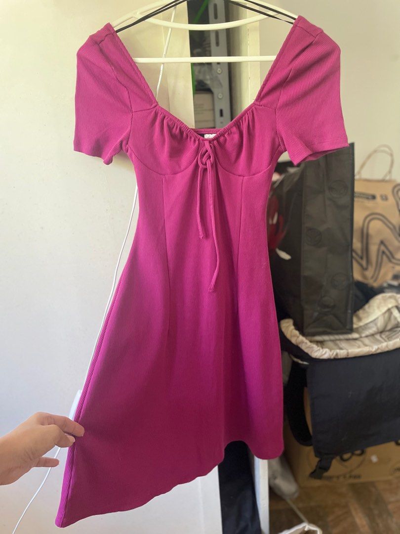 H&M dress (Category: Dresses) located in Mandaluyong City. Submitted by catpurrent (Listing ID 1355860229, Image 1). Description: Maroon, XXS RFS: di na kasya, decluttering.