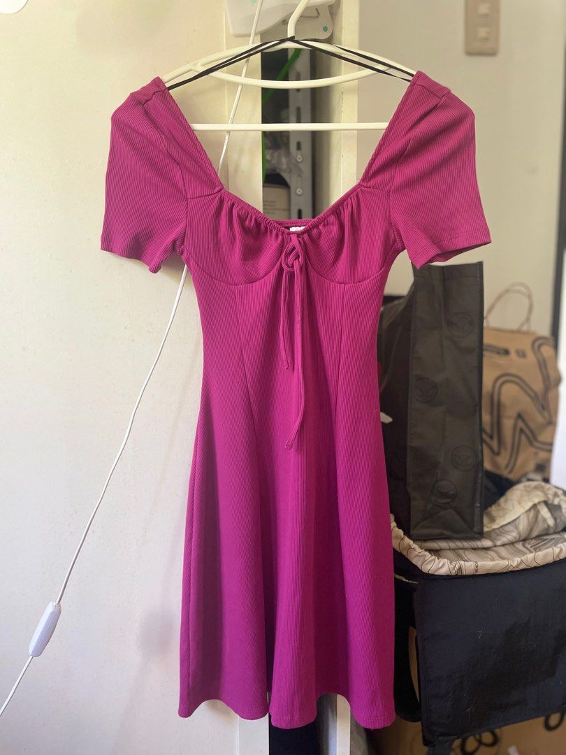 H&M dress (Category: Dresses) located in Mandaluyong City. Submitted by catpurrent (Listing ID 1355860229, Image 2). Description: Maroon, XXS RFS: di na kasya, decluttering.