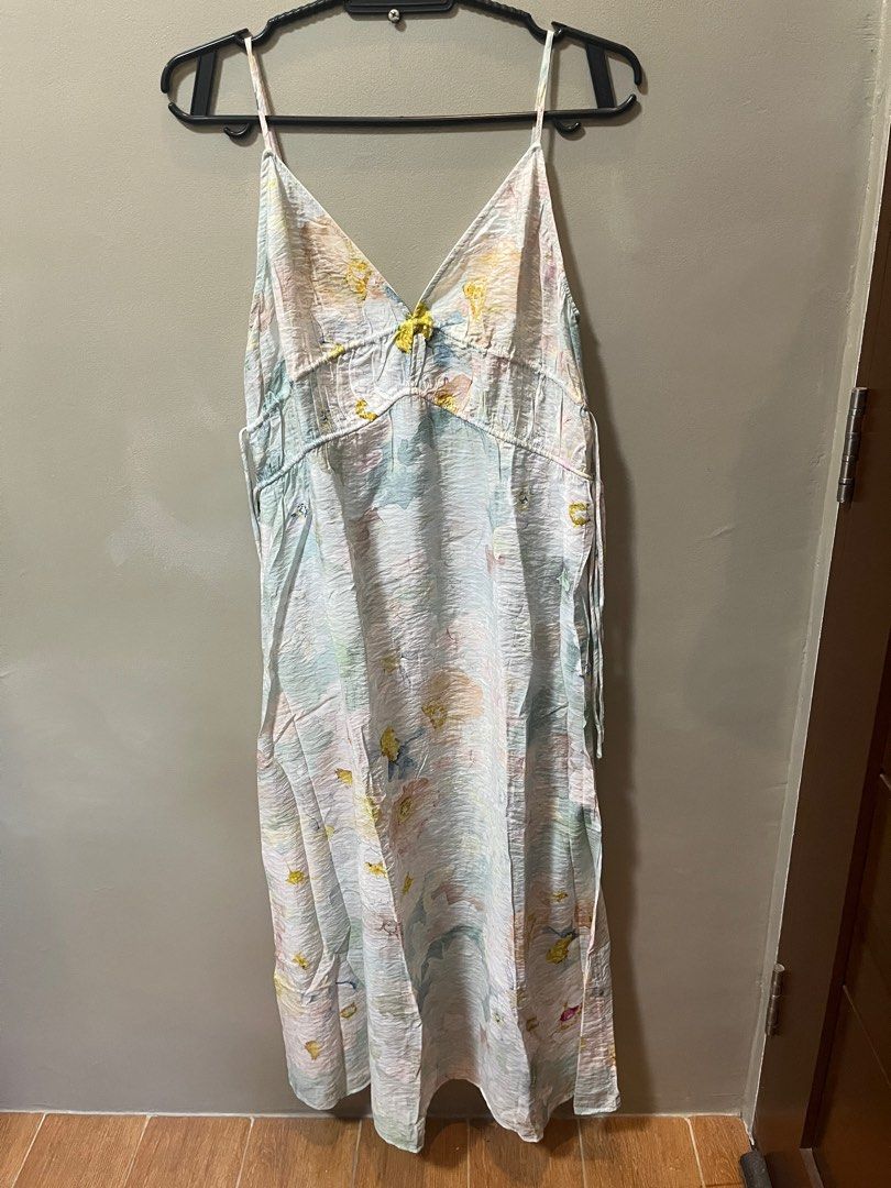 H&M Floral Maxi Dress (Category: Dresses) located in Bacoor. Submitted by nochugc (Listing ID 1355846158, Image 2). Description: Has stitches to close the breast part but can be easily removed .