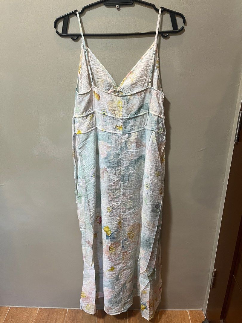 H&M Floral Maxi Dress (Category: Dresses) located in Bacoor. Submitted by nochugc (Listing ID 1355846158, Image 3). Description: Has stitches to close the breast part but can be easily removed .