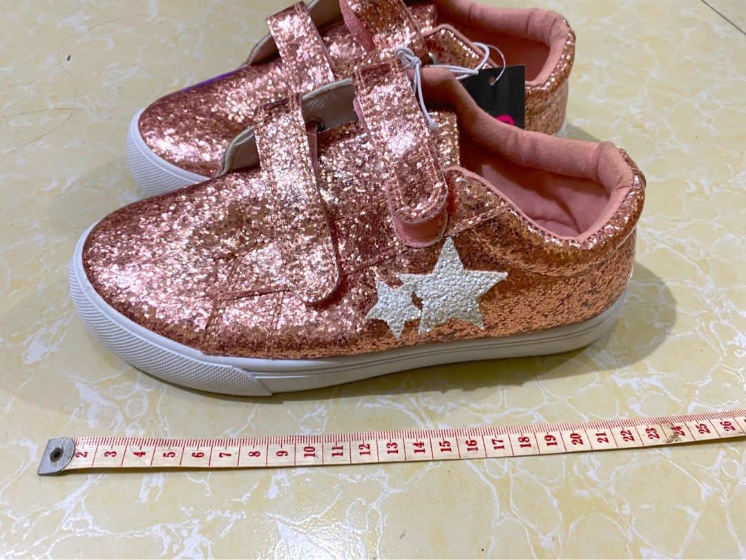 Kids sneakers rubber shoes (Category: Sneakers) located in Las Pinas. Submitted by dafortu (Listing ID 1356014668, Image 2). Description: Padala from the U.S Pls see the pictures for size reference pambata reason for selling: di kasya.