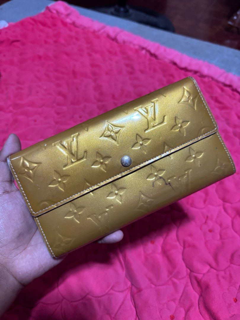 Lv patent long wallet (Category: Luxury Bags & Wallets) located in Manila. Submitted by pau01_ (Listing ID 1355984034, Image 1). Description: Issue : color transfer (need recolor) -Inside is clean 👌.