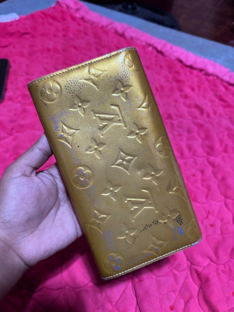 Lv patent long wallet (Category: Luxury Bags & Wallets) located in Manila. Submitted by pau01_ (Listing ID 1355984034, Image 2). Description: Issue : color transfer (need recolor) -Inside is clean 👌.