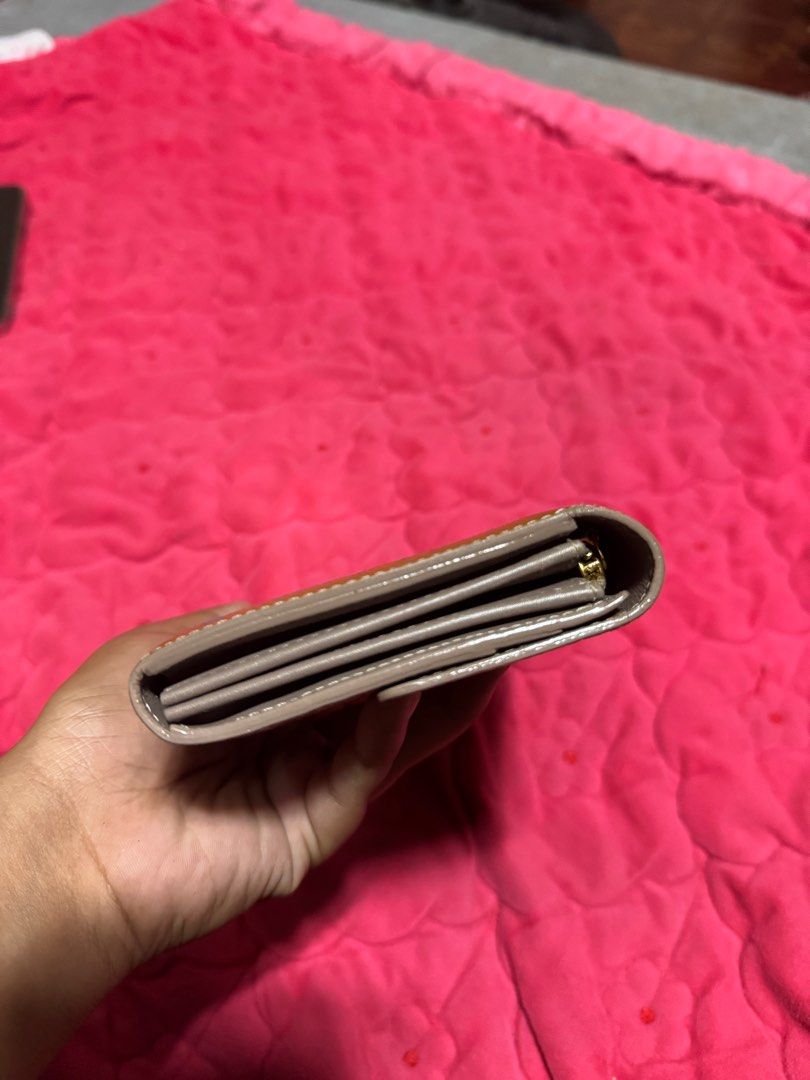 Lv patent long wallet (Category: Luxury Bags & Wallets) located in Manila. Submitted by pau01_ (Listing ID 1355984034, Image 3). Description: Issue : color transfer (need recolor) -Inside is clean 👌.