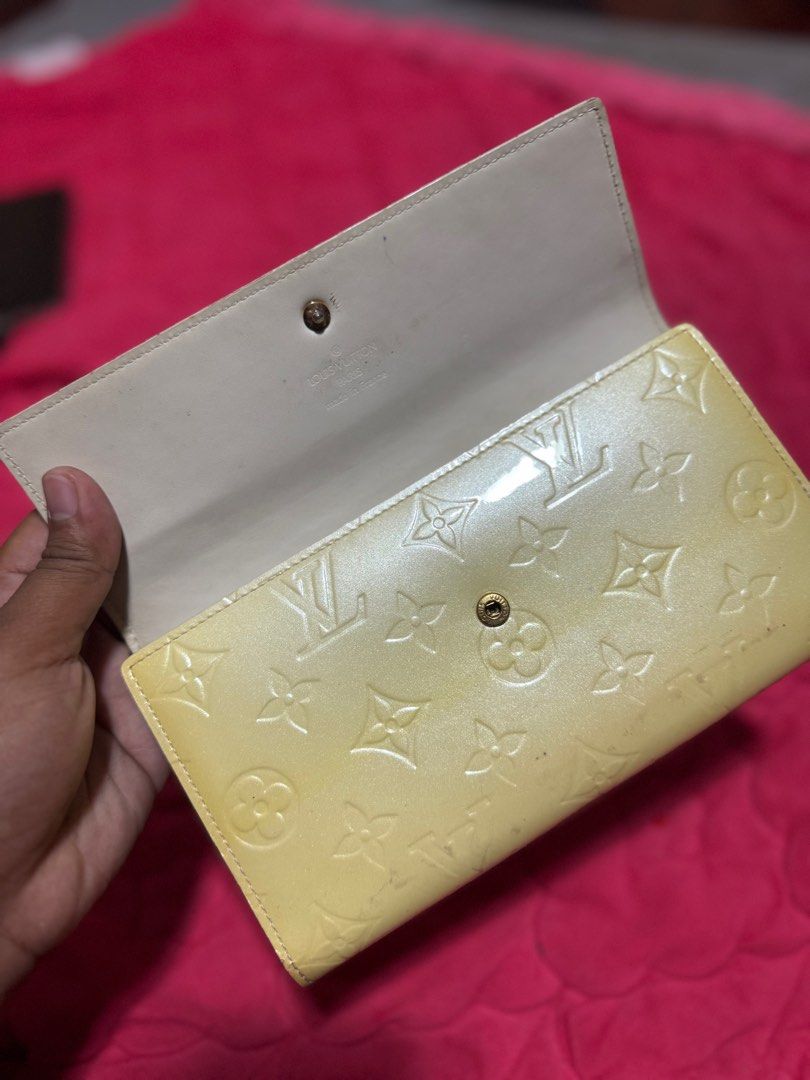 lv long wallet (Category: Luxury Bags & Wallets) located in Manila. Submitted by pau01_ (Listing ID 1355986657, Image 2). Description: .