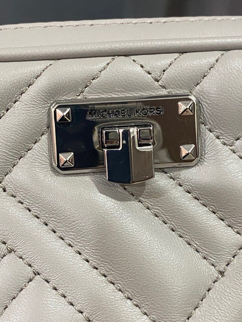 Michael Kors Peyton Quilted Sling Bag Pearl Grey (Category: Luxury Bags & Wallets) located in Manila. Submitted by oliverdarling (Listing ID 1355839200, Image 3). Description: Michael Kors Peyton Quilted Small Camera Crossbody Grey Quilted Leather Double zipped top closure Silver-tone hardware Zip closure 1 slip pocket & 3 Credit Card Slots L: 8″ x H: 4.5″ x W: 3″ Authentic MK bag from US Not used, stored in a cabinet for quite some time Minor is