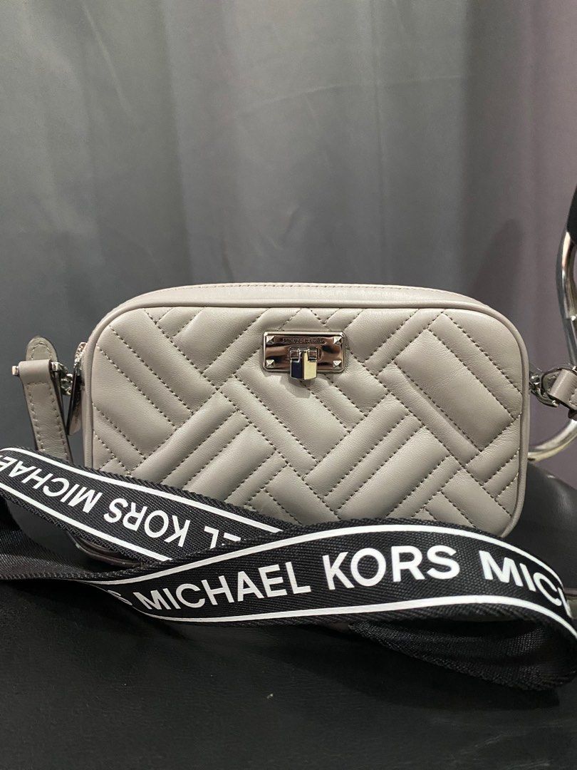 Michael Kors Peyton Quilted Sling Bag Pearl Grey (Category: Luxury Bags & Wallets) located in Manila. Submitted by oliverdarling (Listing ID 1355839200, Image 1). Description: Michael Kors Peyton Quilted Small Camera Crossbody Grey Quilted Leather Double zipped top closure Silver-tone hardware Zip closure 1 slip pocket & 3 Credit Card Slots L: 8″ x H: 4.5″ x W: 3″ Authentic MK bag from US Not used, stored in a cabinet for quite some time Minor is