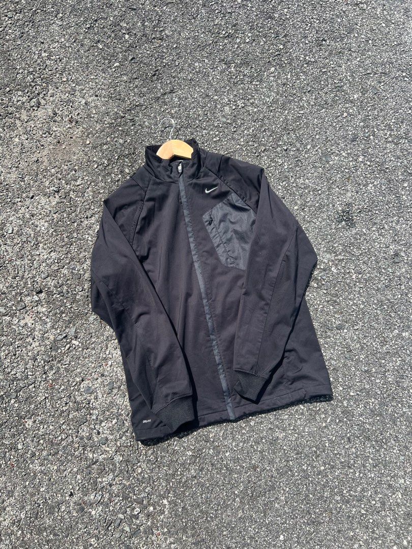Nike Jacket (Category: Activewear) located in Bachok. Submitted by 8finitythrift_ (Listing ID 1356044293, Image 1). Description: Jacket Nike 2 In 1 📌Pit 21 Labuh 28 📌Condition 9.5/10 📌Bebas Faded/Pinhole.