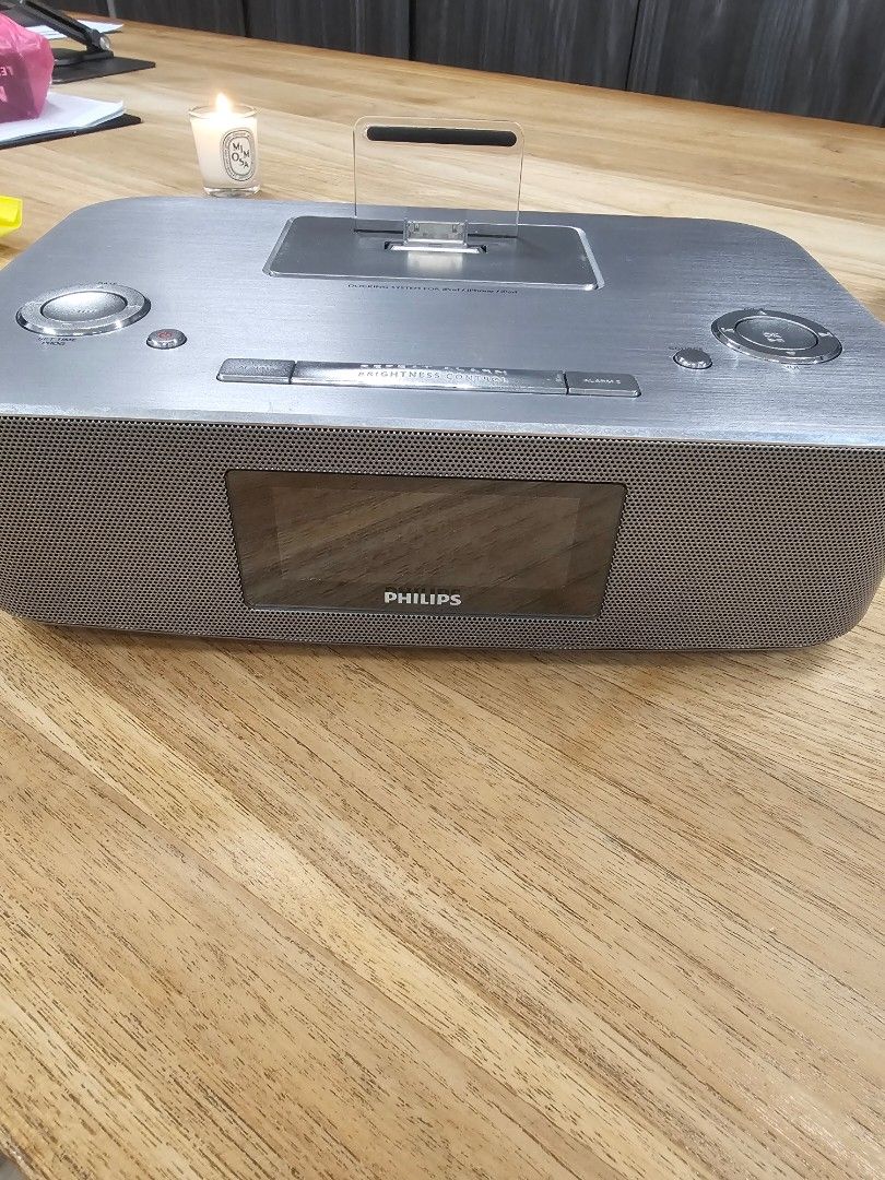 Philips docking system for iPod/ IPhone/ IPad464968815425638403