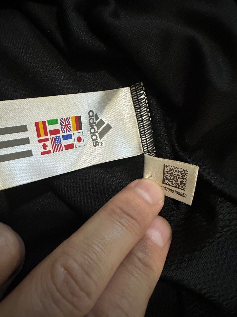 Real Madrid away kit 04/05 (Category: Activewear) located in Singapore. Submitted by 3peace (Listing ID 1355856135, Image 4). Description: Clearing my wardrobe due to moving home. Authentic Real Madrid away kit 04/05 Refer to pics Condition 10/10 Vintage #Beckham #Zidane.