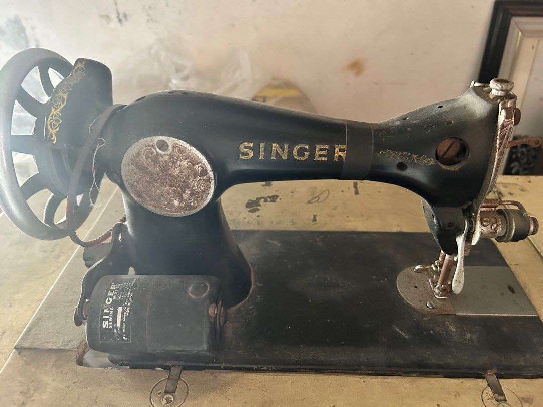 Singer Sewing Machine (Category: Everything Else Others) located in Paranaque City. Submitted by maineacct (Listing ID 1355915480, Image 1). Description: Broken Sewing Machine Selling it as is.