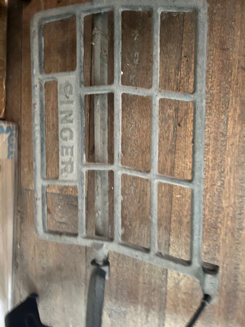 Singer Sewing Machine (Category: Everything Else Others) located in Paranaque City. Submitted by maineacct (Listing ID 1355915480, Image 3). Description: Broken Sewing Machine Selling it as is.