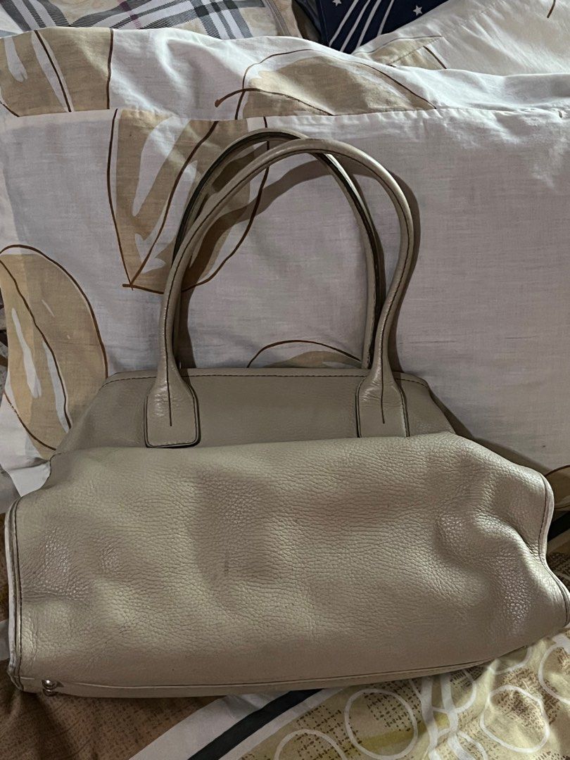 Tod's Girelli tote bag (Category: Luxury Bags & Wallets) located in Antipolo. Submitted by mancstan20 (Listing ID 1356041402, Image 3). Description: Authentic. pm for details.