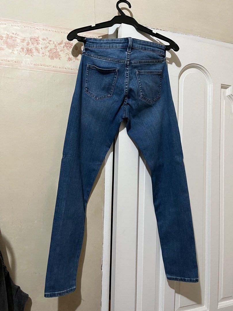 Uniqlo Slim Fit Jeans (Category: Jeans) located in Manila. Submitted by galaxyph (Listing ID 1355998074, Image 2). Description: Size: 24-25”.