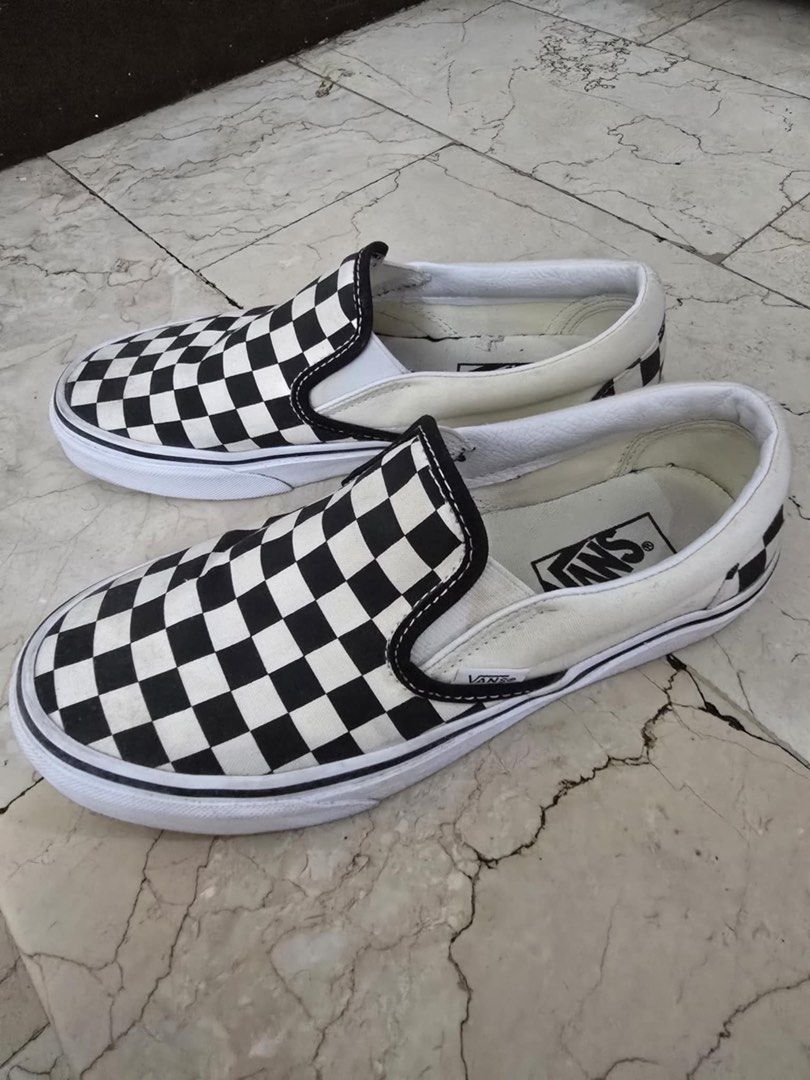 Vans Slip on (Category: Sneakers) located in Antipolo. Submitted by mumpreloveddd (Listing ID 1355871660, Image 2). Description: 4x lang nagamit, ambilis pag sawaan haha .