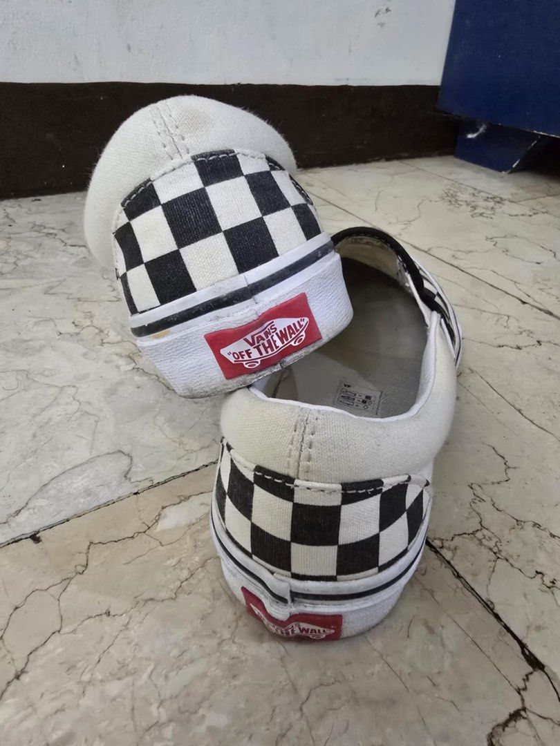 Vans Slip on (Category: Sneakers) located in Antipolo. Submitted by mumpreloveddd (Listing ID 1355871660, Image 3). Description: 4x lang nagamit, ambilis pag sawaan haha .