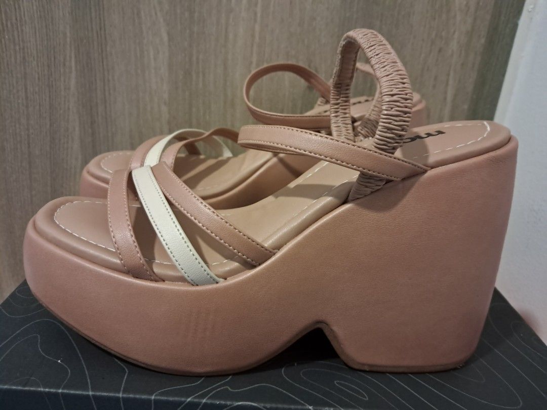 Wedge (Category: Sandals) located in Caloocan City. Submitted by armcpu (Listing ID 1355900565, Image 3). Description: Used once during my Graduation Pictorial MOLECA SIZE 6 4 TO 5 INCHES.