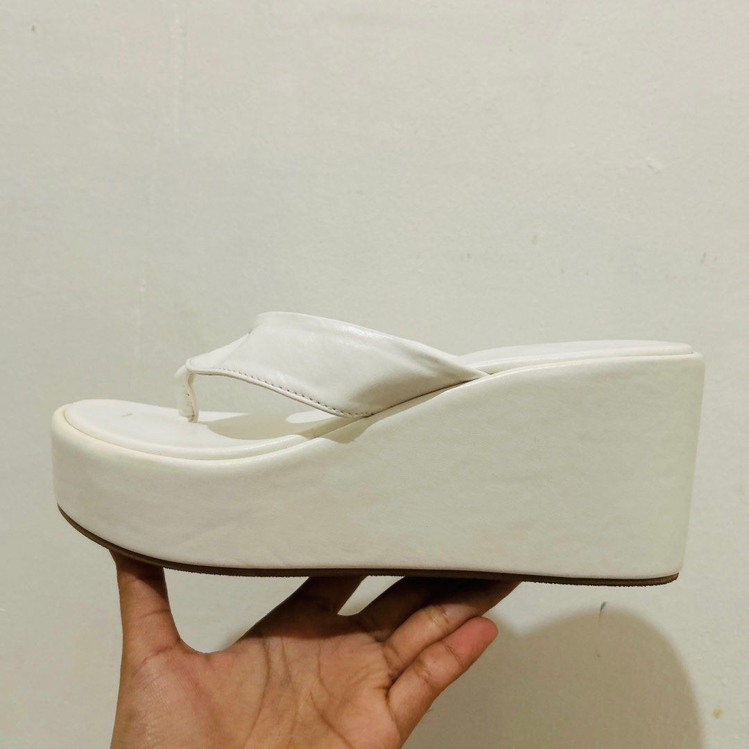 white wedge platform slipper style 2.5in heels sandals (Category: Wedges) located in Manila. Submitted by myeowi (Listing ID 1356030947, Image 1). Description: .