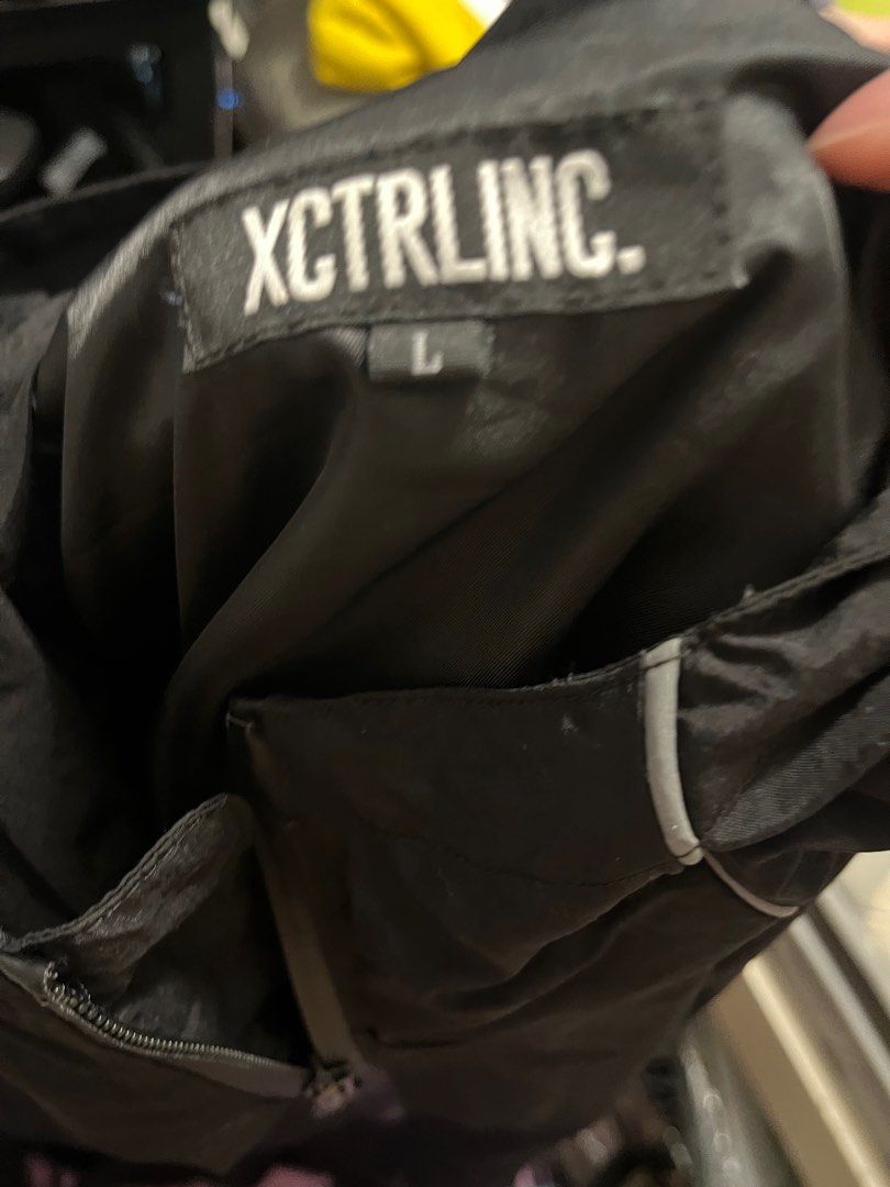 Xctrl反光外套 （分類：外套及戶外衣服）位於 Hong Kong。 由 KiMoChi__ 提交（商品編號 1355937864，圖片 3）。簡介： 有電子收據 有興趣可供供。