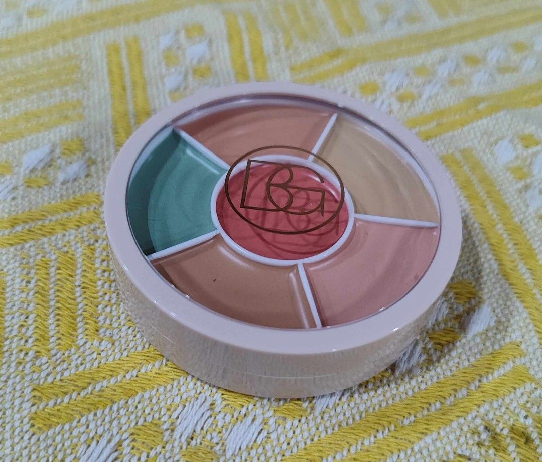 Beauty Glazed Color Corrector Concealer (Category: Makeup) located in Quezon City. Submitted by applereinna-50241 (Listing ID 1359371389, Image 1). Description: Beauty Glazed Color Correct Concealer Features pastel vibrant shades To neutralize and even out skin tone Counteracting specific color imbalances like redness, dark circles or hyperpigmentation Creates a more flawless base for makeup Limited stocks available Dm me for inquiries We have sa