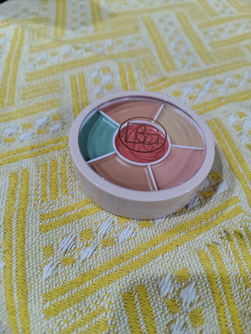 Beauty Glazed Color Corrector Concealer (Category: Makeup) located in Quezon City. Submitted by applereinna-50241 (Listing ID 1359371389, Image 3). Description: Beauty Glazed Color Correct Concealer Features pastel vibrant shades To neutralize and even out skin tone Counteracting specific color imbalances like redness, dark circles or hyperpigmentation Creates a more flawless base for makeup Limited stocks available Dm me for inquiries We have sa