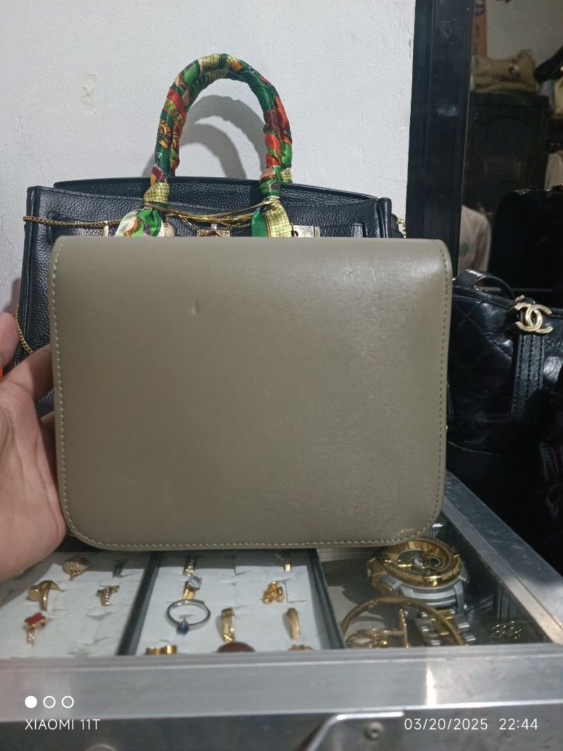 Celine (Category: Luxury Bags & Wallets) located in Bayombong. Submitted by kweeeen (Listing ID 1359461270, Image 3). Description: Celine classic box bag Tofu bag with sling hndi po coded and walang stamp pero in very good condition po ito.