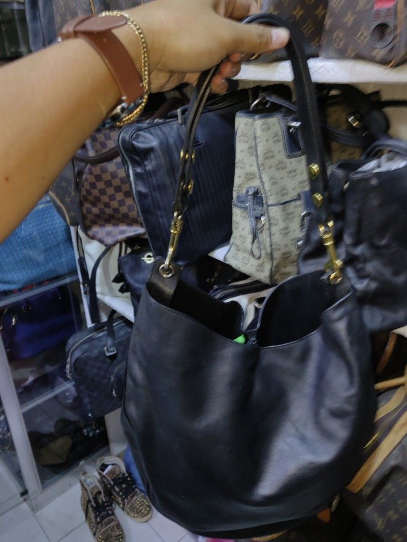 CELINE HOBO (Category: Luxury Bags & Wallets) located in Davao. Submitted by daneyvintage (Listing ID 1359379756, Image 1). Description: og leather.