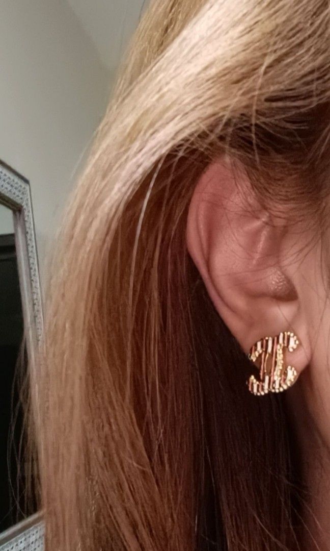 Chanel Earrings (Category: Luxury Accessories) located in Paranaque City. Submitted by par18 (Listing ID 1351382579, Image 2). Description: 2024P.