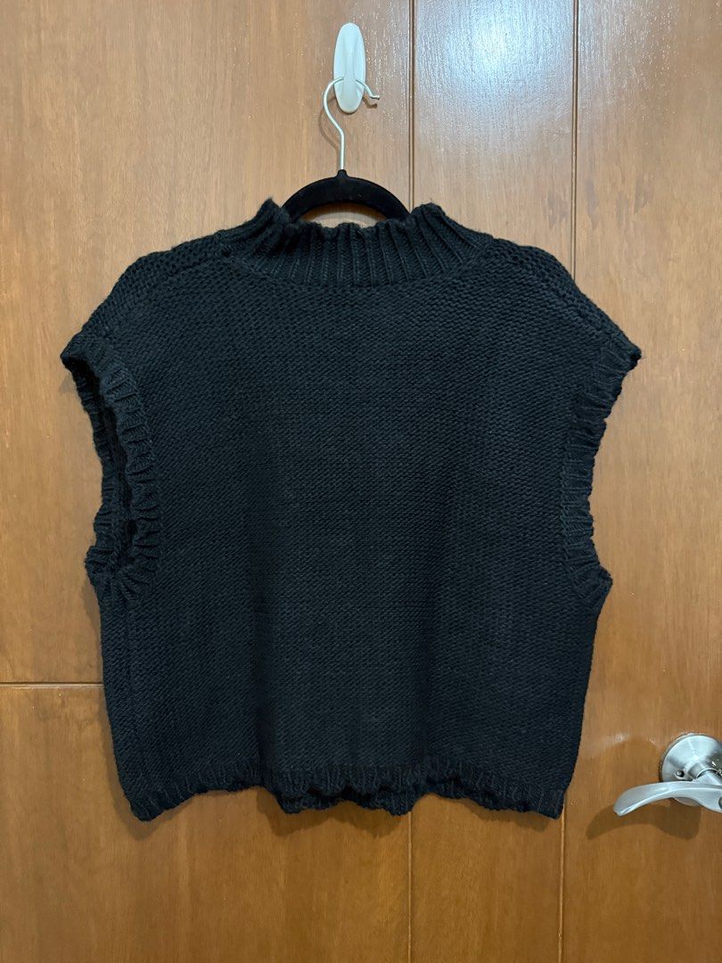 CIDER Knitted Crop Vest (Category: Sleeveless) located in Pasay City. Submitted by nh.declutter (Listing ID 1359381232, Image 2). Description: PLEASE READ: - Posted price is LAST PRICE. Lowballers will not be entertained. - No when worn pictures. - Item color may vary slightly due to lighting. - All items LISTED WITH BRANDS are GUARANTEED AUTHENTIC and bought by the seller either from the website of the said brand or from the mall. PRODUCT DETAIL