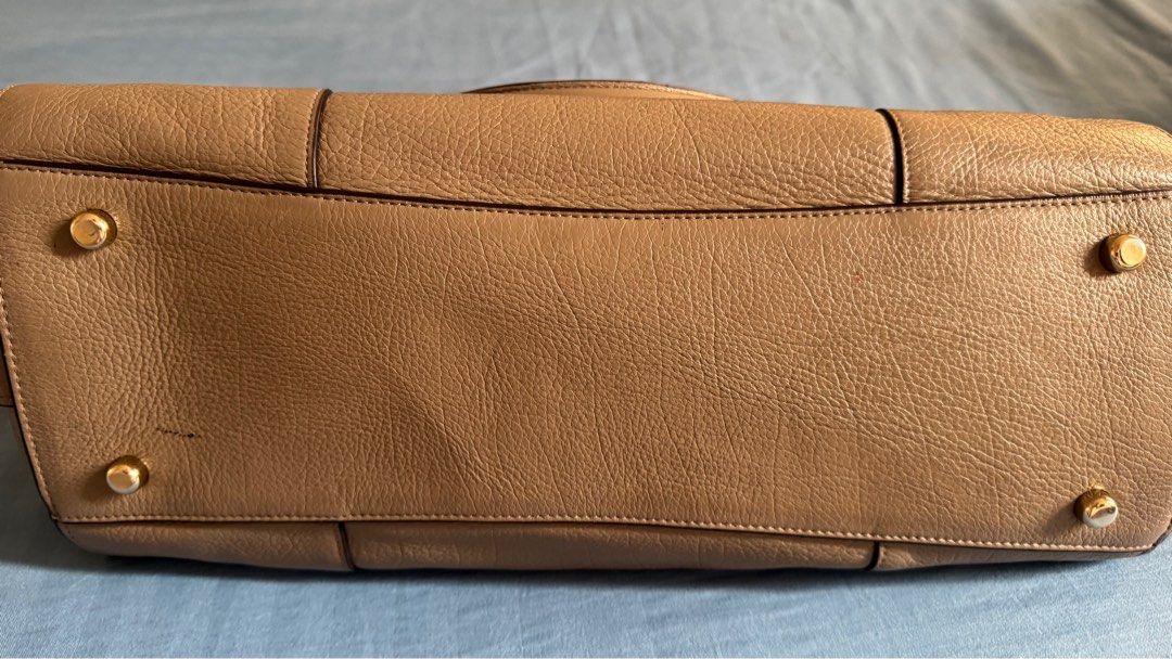 Coach Mercer Authentic (Category: Luxury Bags & Wallets) located in Manila. Submitted by prelover22 (Listing ID 1359370158, Image 3). Description: Coach Mercer Authentic With sling Can fit 12" laptop 13"x10".