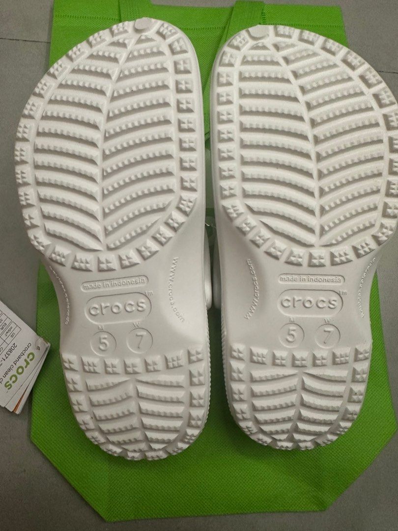 Crocs White W7/M5 (Category: Slippers and slides) located in Taguig. Submitted by deckluttering (Listing ID 1359308667, Image 2). Description: ‼️ please read: -NOT original; only bought from the orange app (shoppee) -RFS: wrong size.