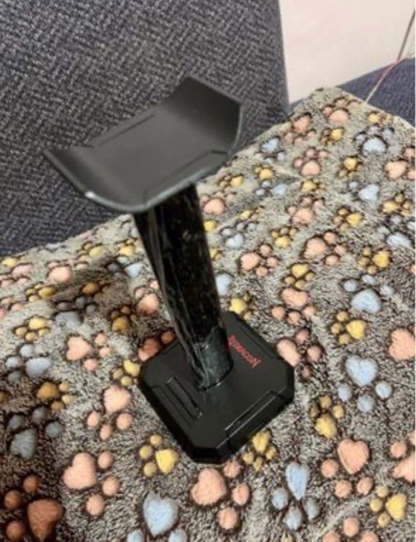Headphone Stand (Category: Portable Audio Accessories) located in Taytay. Submitted by techie01 (Listing ID 1359410919, Image 1). Description: Will delete once sold. Never been used. Nakaplastic pa ung stand. See photos. RGB Location: Taytay. Pick up ni buyer or lalamove.