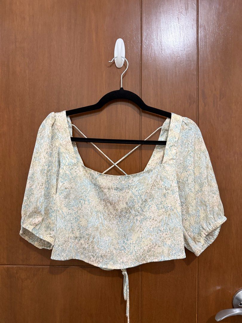 H&M Floral Open-Backed Blouse (Category: Blouses) located in Pasay City. Submitted by nh.declutter (Listing ID 1359384899, Image 1). Description: PLEASE READ: - Posted price is LAST PRICE. Lowballers will not be entertained. - No when worn pictures. - Item color may vary slightly due to lighting. - All items LISTED WITH BRANDS are GUARANTEED AUTHENTIC and bought by the seller either from the website of the said brand or from the mall. PRODUCT DET