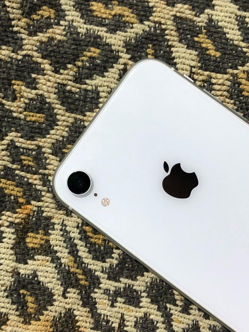 Iphone Xr White 128gb (Category: Others) located in Manila. Submitted by corteizxxx (Listing ID 1359374305, Image 3). Description: Iphone Xr White 128gb 128 Gb No hidden flaws Face ID 76 Battery Heath Unli reset True Tone test all you want rfs: Upgrade.