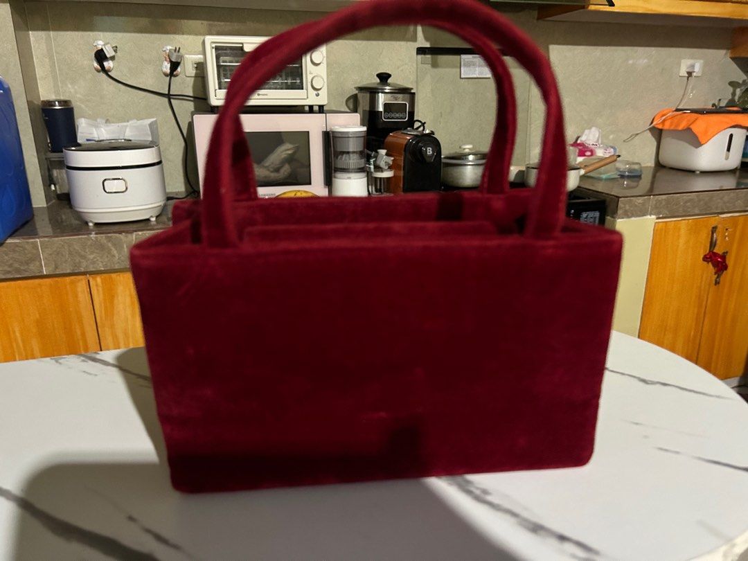 Kate Spade (Category: Purses & Pouches) located in Rizal. Submitted by declutter101s (Listing ID 1359358398, Image 3). Description: In good condition Hand bag No sling Authentic .