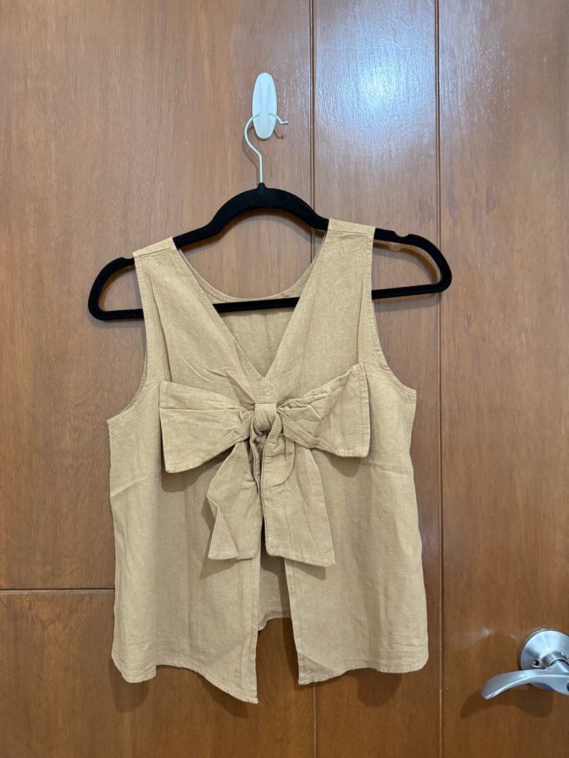 Linen Top (Category: Sleeveless) located in Pasay City. Submitted by nh.declutter (Listing ID 1359387486, Image 2). Description: PLEASE READ: - Posted price is LAST PRICE. Lowballers will not be entertained. - No when worn pictures. - Item color may vary slightly due to lighting. - All items LISTED WITH BRANDS are GUARANTEED AUTHENTIC and bought by the seller either from the website of the said brand or from the mall. PRODUCT DETAILS: - Brand: N/