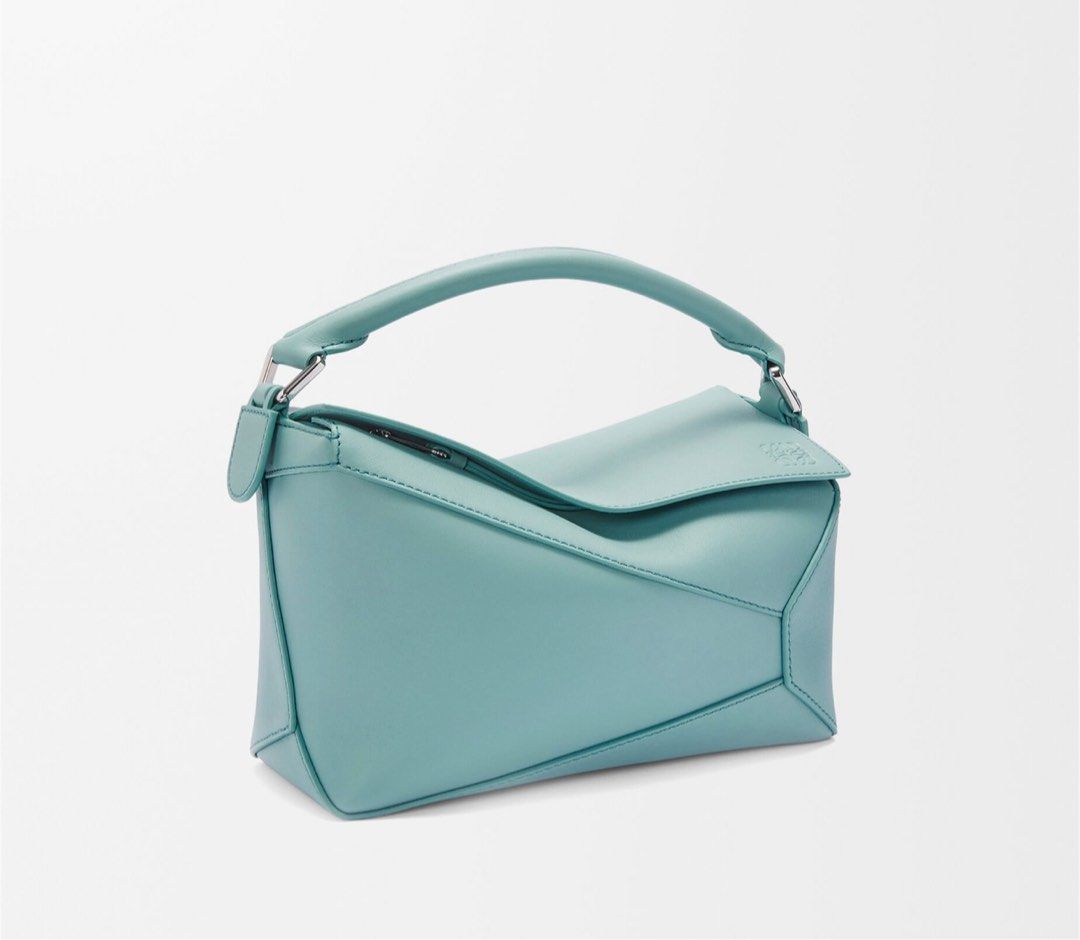 Loewe Puzzle x tiffany color 24cm (Category: Luxury Bags & Wallets) located in Quezon City. Submitted by rarebagsfrmjapan (Listing ID 1359464477, Image 3). Description: PERFECT GIFT OR GIVEAWAYS REWARD UR SELF OR LOVE ONES AT LEAST ONCE A YEAR !!! 𝐃𝐈𝐒𝐂𝐋𝐀𝐈𝐌𝐄𝐑: we are 𝐧𝐨𝐭 𝐚𝐬𝐬𝐨𝐜𝐢𝐚𝐭𝐞𝐝 𝐰𝐢𝐭𝐡 𝐭𝐡𝐞 𝐛𝐫𝐚𝐧𝐝𝐬 𝐭𝐡𝐚𝐭 𝐚𝐫𝐞 𝐥𝐢𝐧𝐤𝐞𝐝 𝐚𝐧𝐝 𝐬𝐭𝐚𝐭𝐞𝐝 𝐢𝐧 𝐭𝐡𝐢𝐬 𝐩𝐨𝐬𝐭. 𝐀𝐥𝐥 𝐫𝐢𝐠𝐡𝐭𝐬 𝐚𝐫𝐞 𝐫𝐞𝐬𝐞𝐫𝐯𝐞𝐝