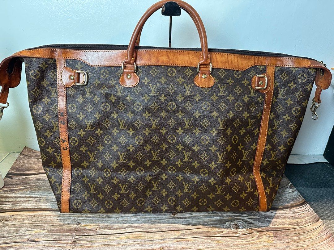Louis Vuitton Duffle Bag (Category: Luxury Bags & Wallets) located in Iba. Submitted by luxurused (Listing ID 1359321160, Image 3). Description: Negotiable NGA / self authenticate great weekender bag sobrang laki. Size: 26x15.5.