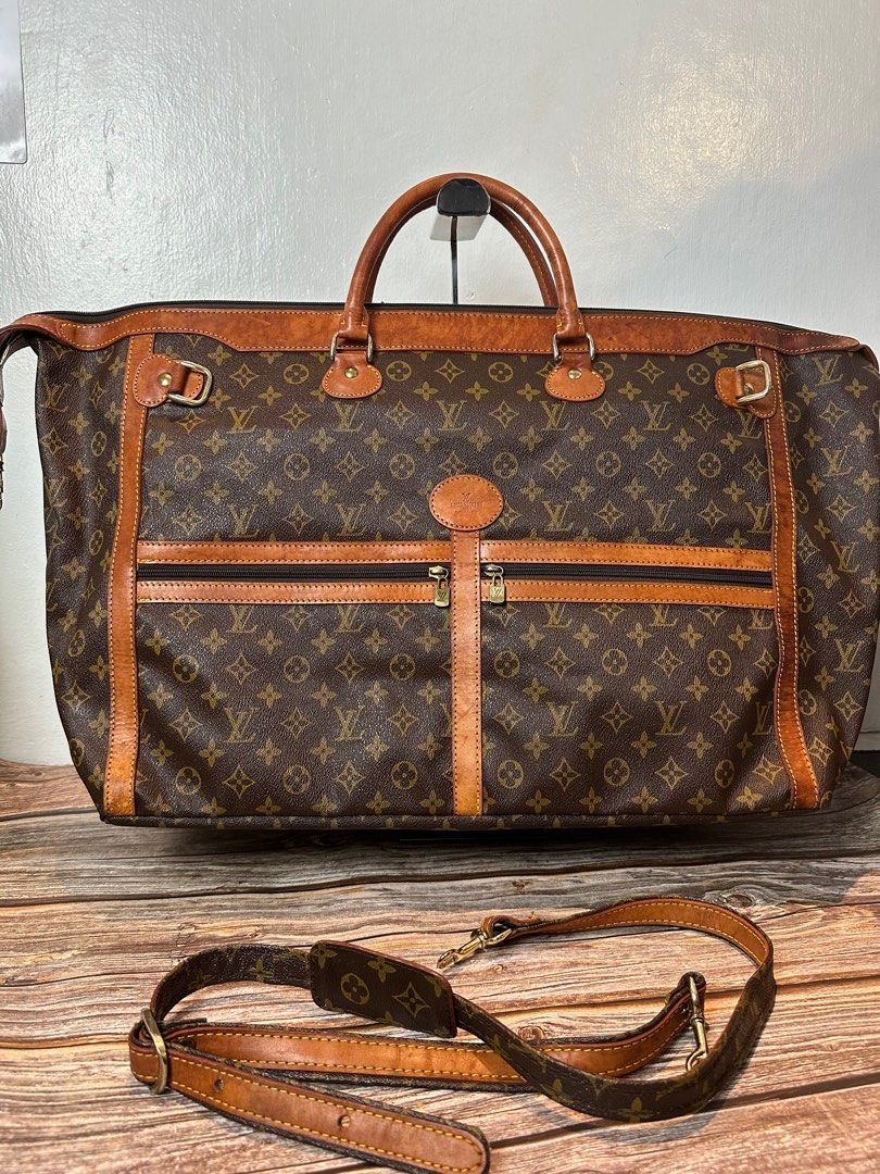 Louis Vuitton Duffle Bag (Category: Luxury Bags & Wallets) located in Iba. Submitted by luxurused (Listing ID 1359321160, Image 1). Description: Negotiable NGA / self authenticate great weekender bag sobrang laki. Size: 26x15.5.