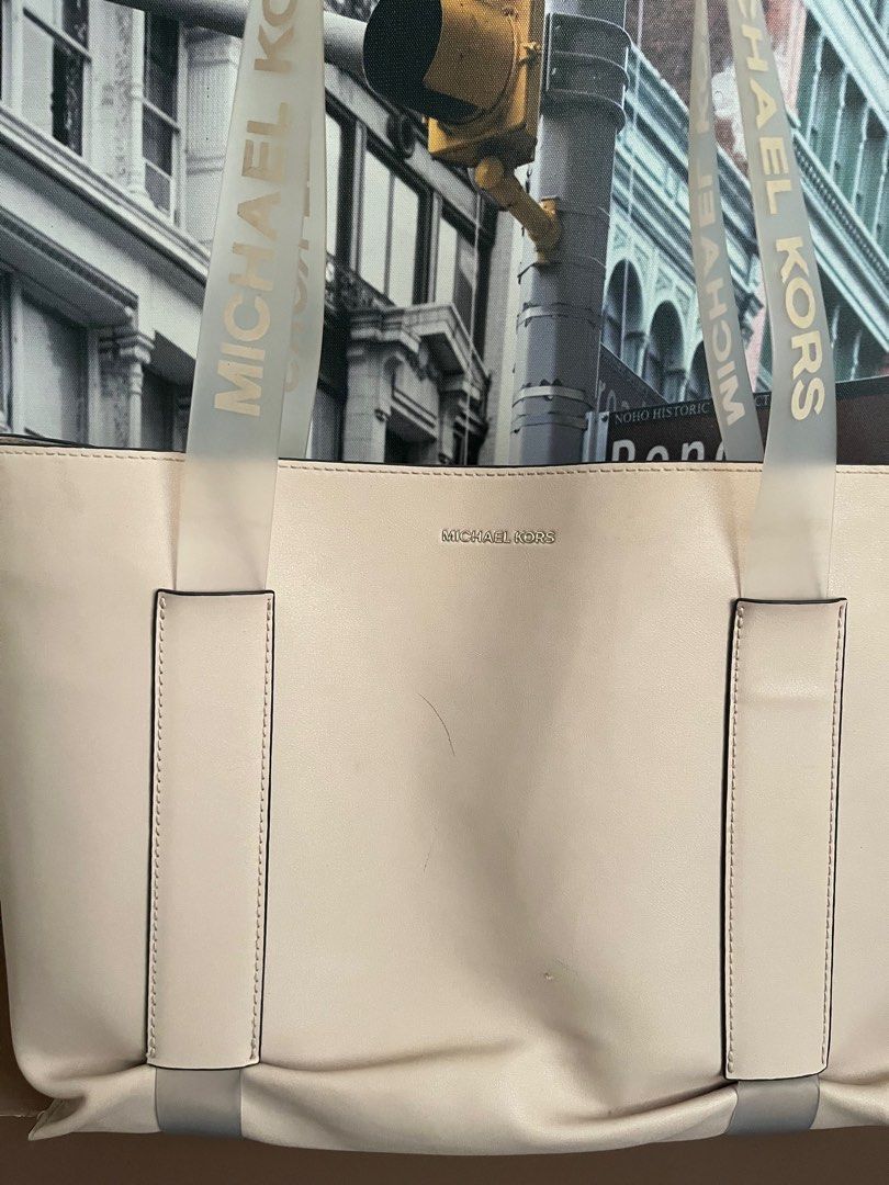 Michael Kors Shoulder Bag (Category: Luxury Bags & Wallets) located in Angeles City. Submitted by closety.ph (Listing ID 1359311237, Image 3). Description: •100% Authentic/Original •MK Complimenta Tote Bag • RFS ( Decluttering) Please feel free to send a private message for more details, queries, and close up pictures 💌 .