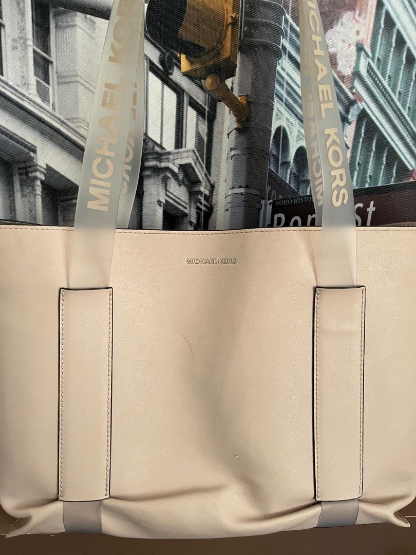 Michael Kors Shoulder Bag (Category: Luxury Bags & Wallets) located in Angeles City. Submitted by closety.ph (Listing ID 1359311237, Image 1). Description: •100% Authentic/Original •MK Complimenta Tote Bag • RFS ( Decluttering) Please feel free to send a private message for more details, queries, and close up pictures 💌 .