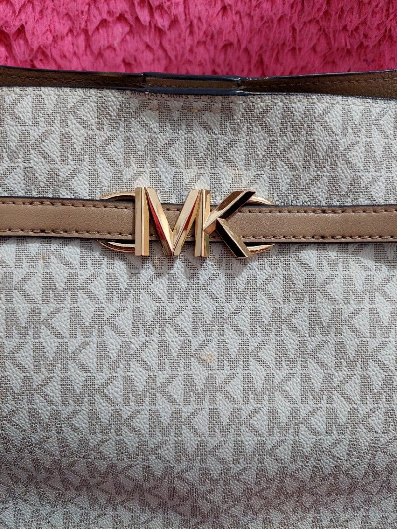 Mk camel multi belted tote bag (Category: Luxury Bags & Wallets) located in Rizal. Submitted by dresscode25.1 (Listing ID 1359350275, Image 2). Description: legit💯💯 ganda neto😍 malinis minimal sign of used sa corners check pics.
